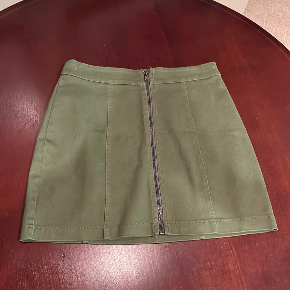 Forever 21, army green zippered skirt. Great condition.